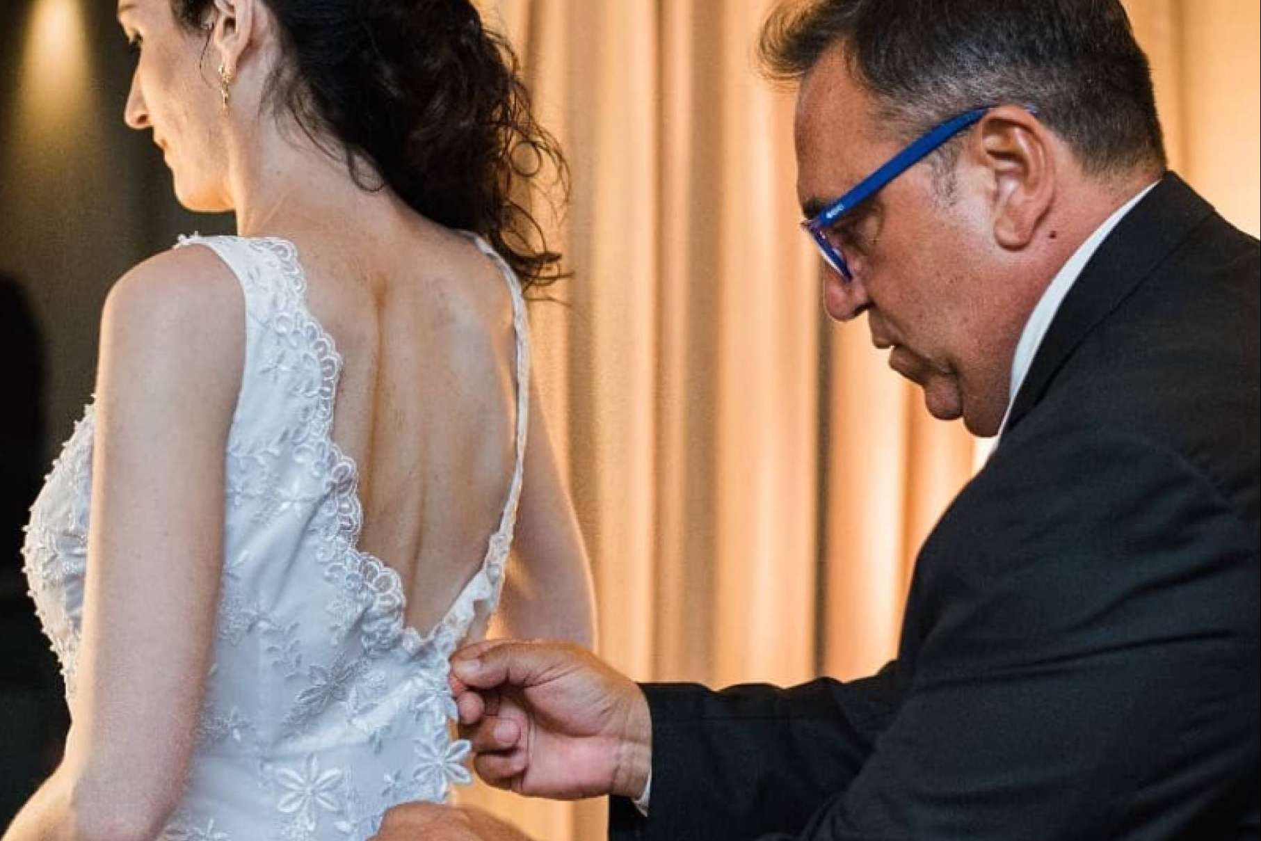 Unirse a la tendencia de usar un segundo vestido de novia y convertirse en la verdadera estrella de la boda