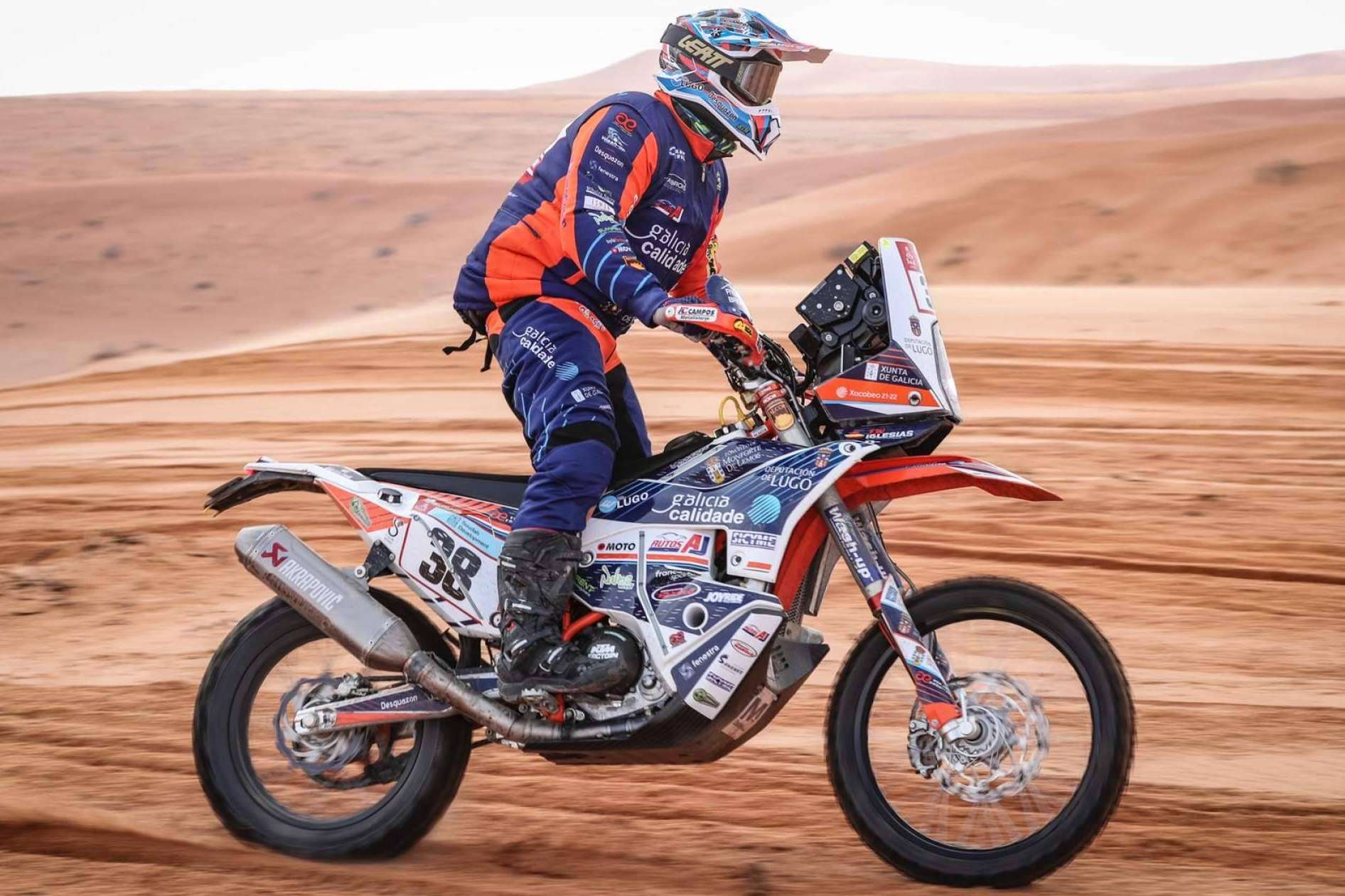 ADHESIVOSEMBARRADOS ofrece a los aficionados de las motos equipaciones personalizadas