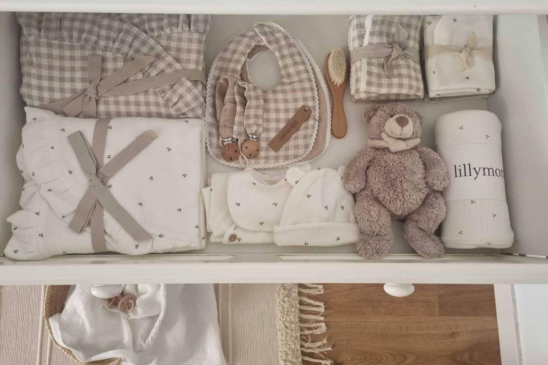 Una apuesta por las marcas que fabrican en España y prendas de bebé sin costuras, con Peques