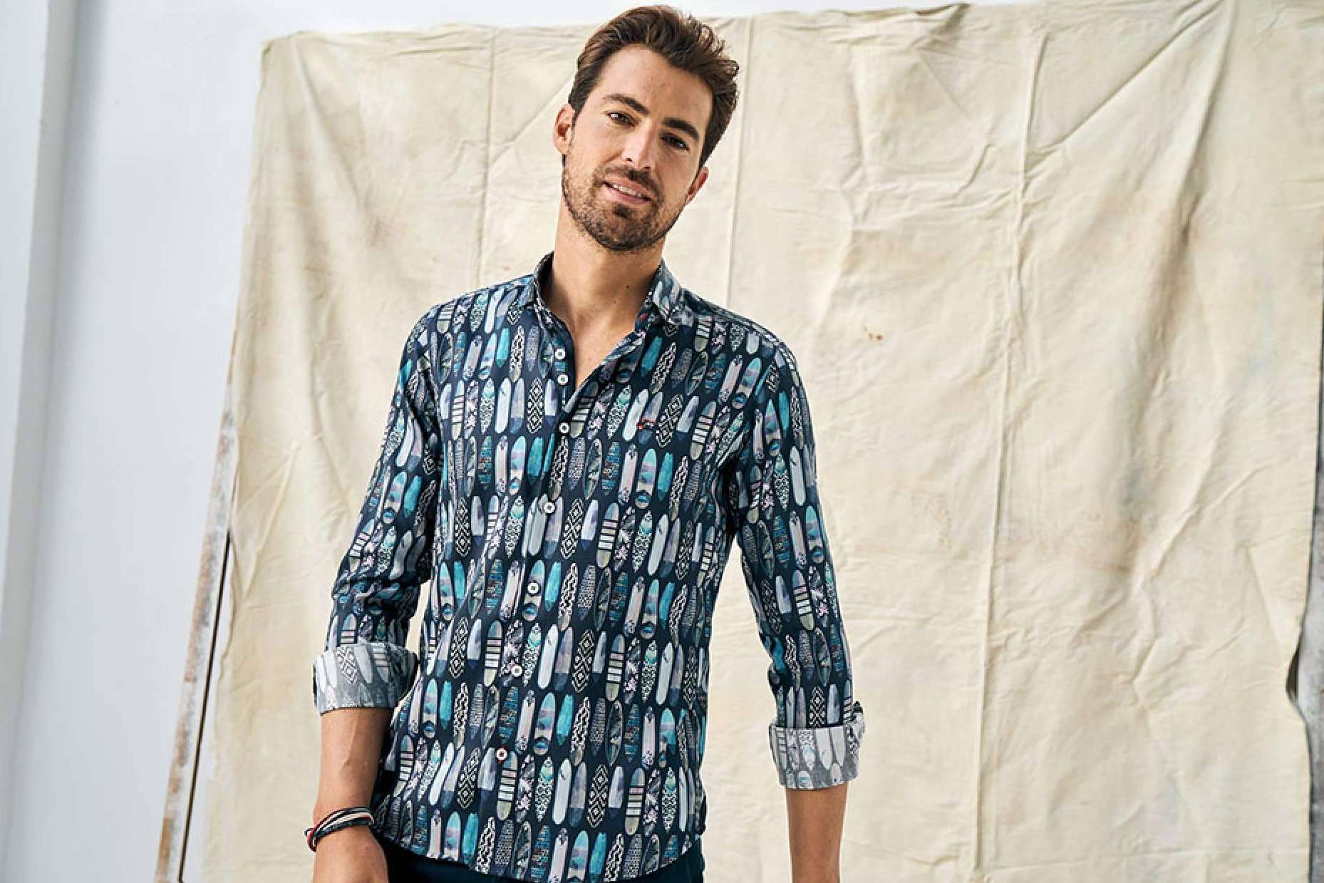 The Surfcar y sus modelos versátiles para combinar camisas estampadas para hombre