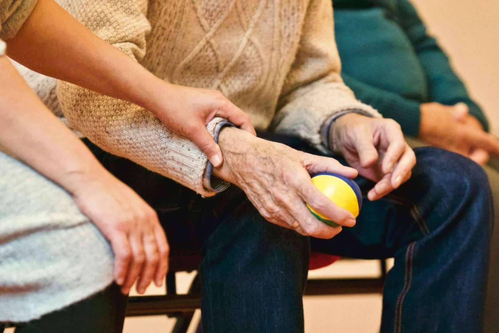Legalcity explica qué es el arraigo familiar para extranjeros cuidadores de españoles con discapacidad
