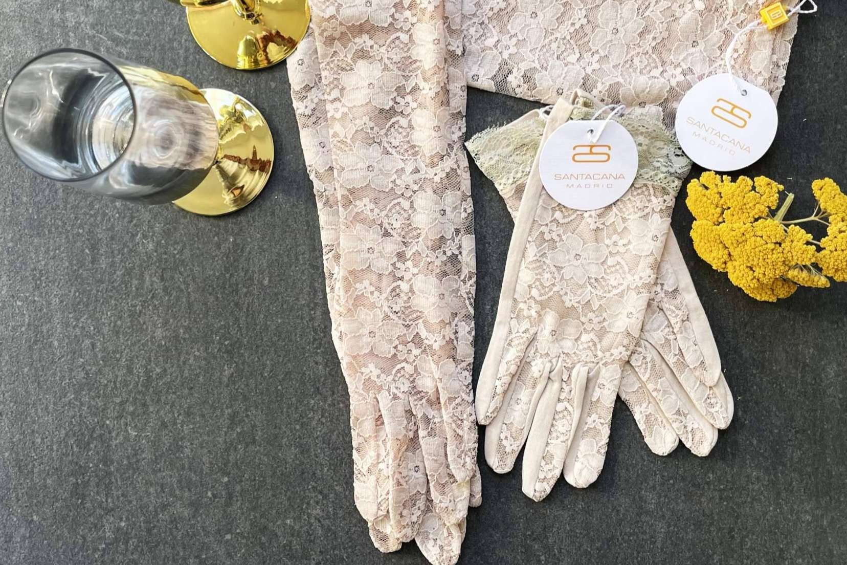 Cómo elegir los guantes ideales para una boda o comunión, con Santacana