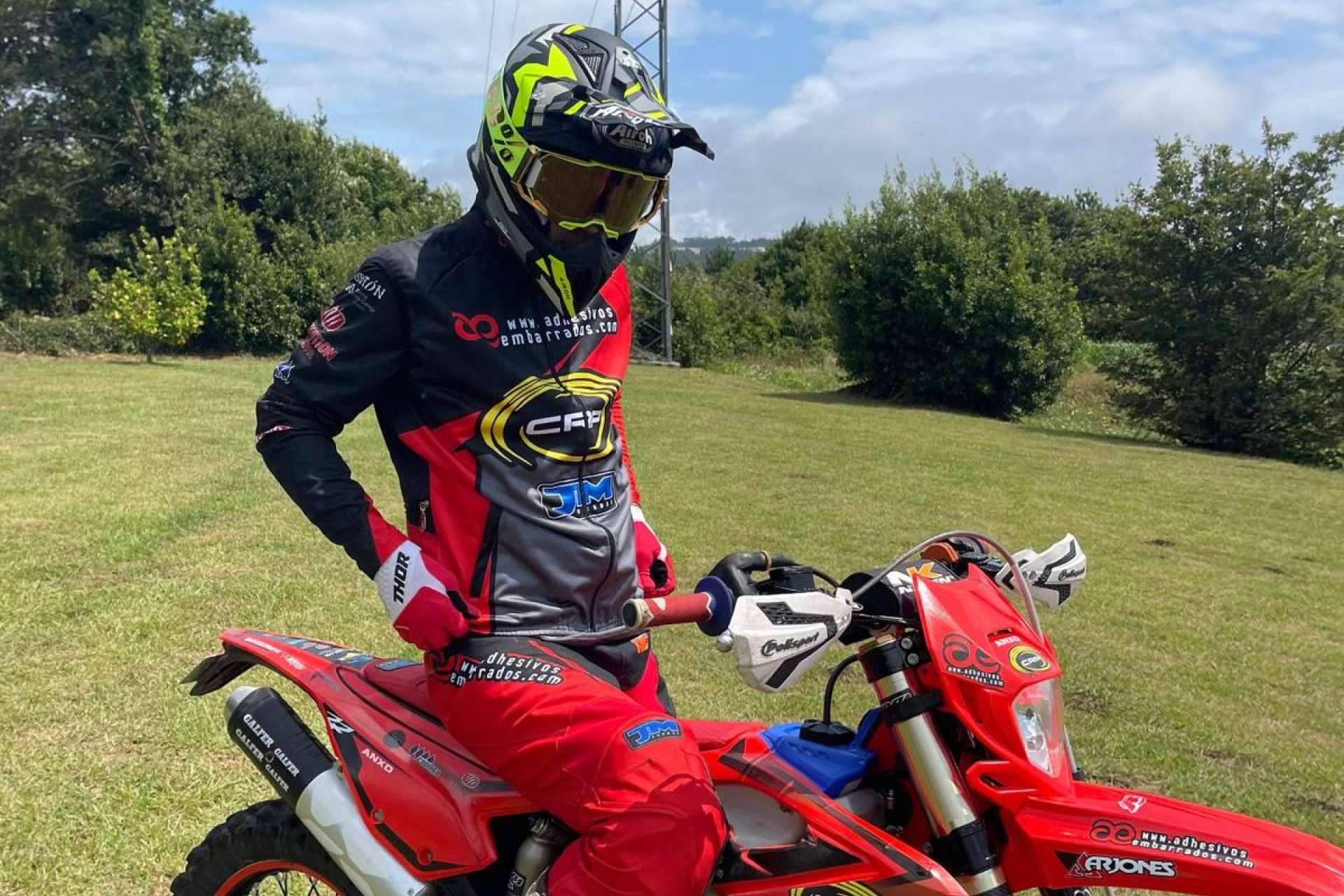 ADHESIVOSEMBARRADOS ofrece la posibilidad de personalizar al máximo la ropa de motocross
