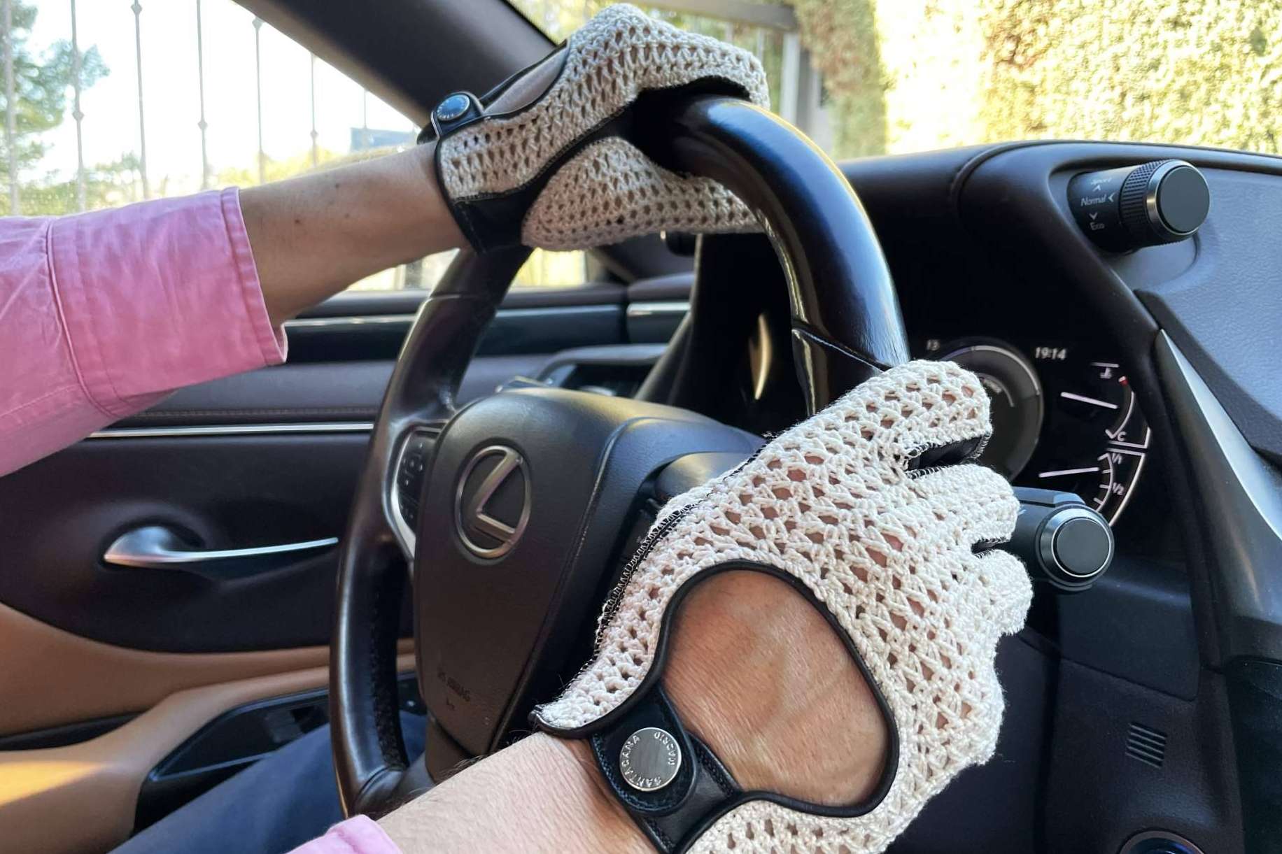 Las ventajas de usar los guantes de piel para conducir de Santacana
