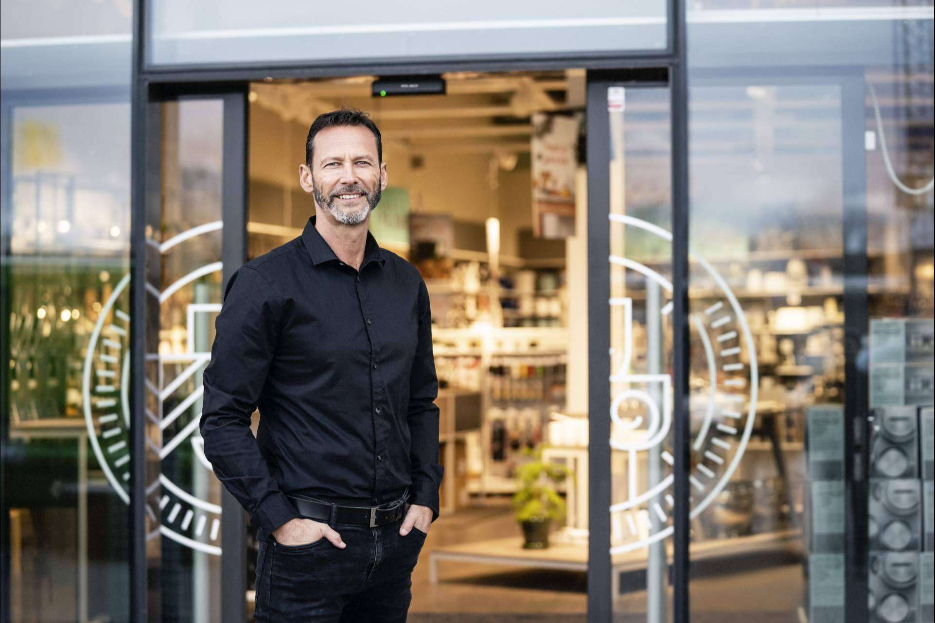 ASSA ABLOY instala puertas automáticas para comercios