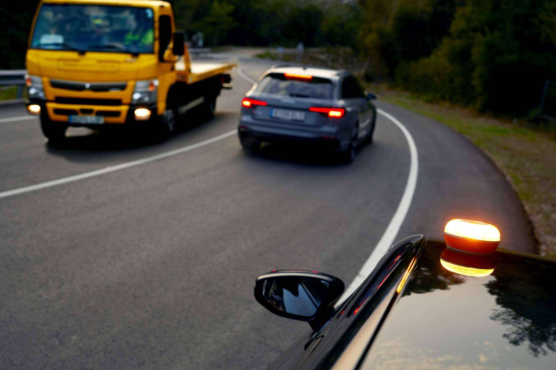 FlashLED SOS; El dispositivo de preseñalización V16 que redefine la seguridad vial