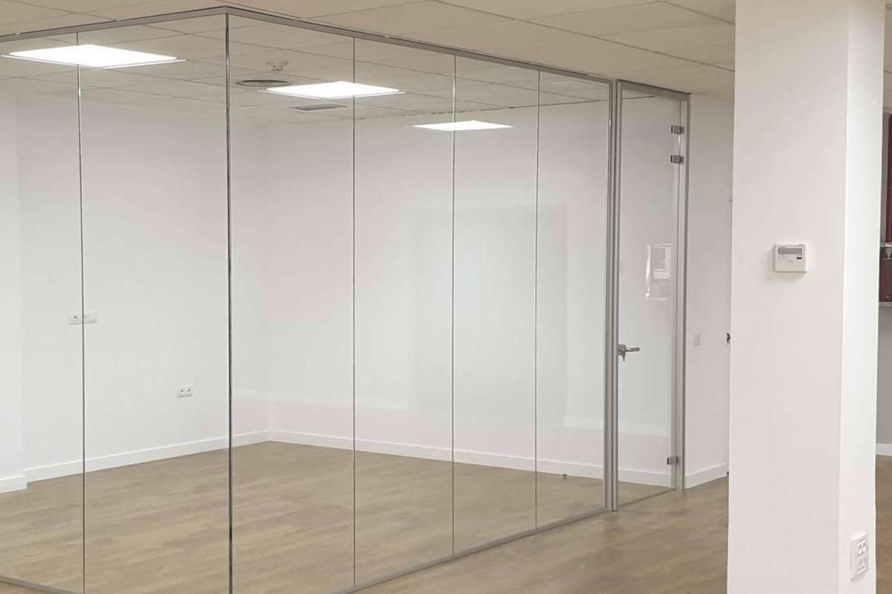 Con Office Deco es posible personalizar mamparas de oficina para reflejar la identidad de una marca