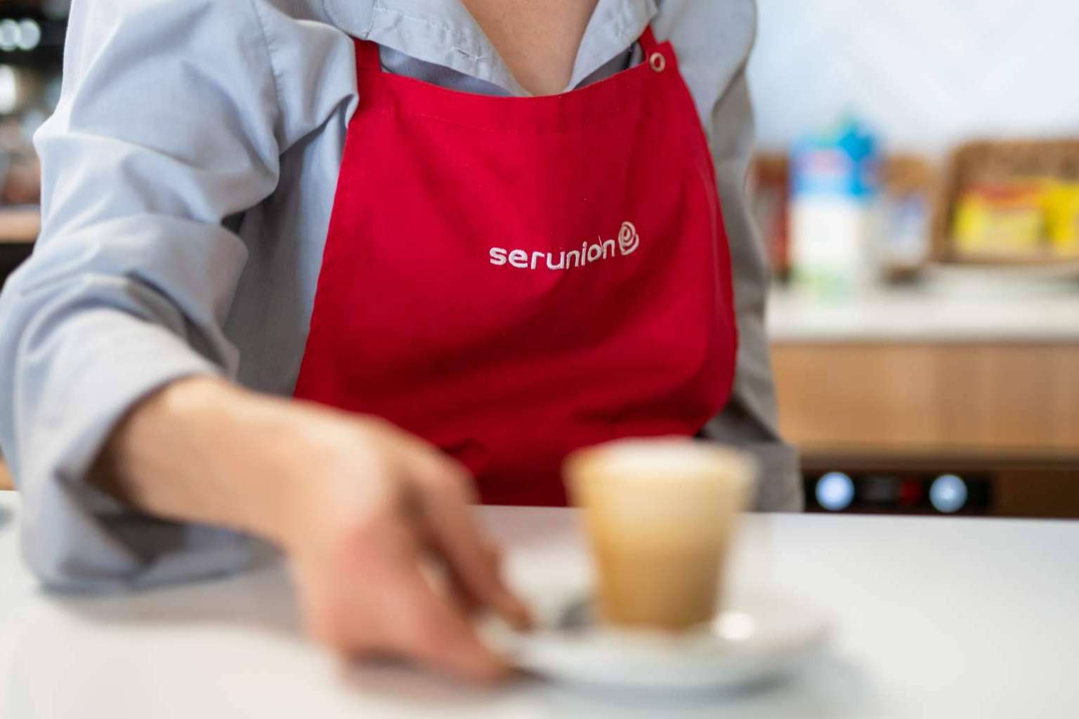 El trabajo esencial de Serunion, una empresa que alimenta a 500.000 personas al día