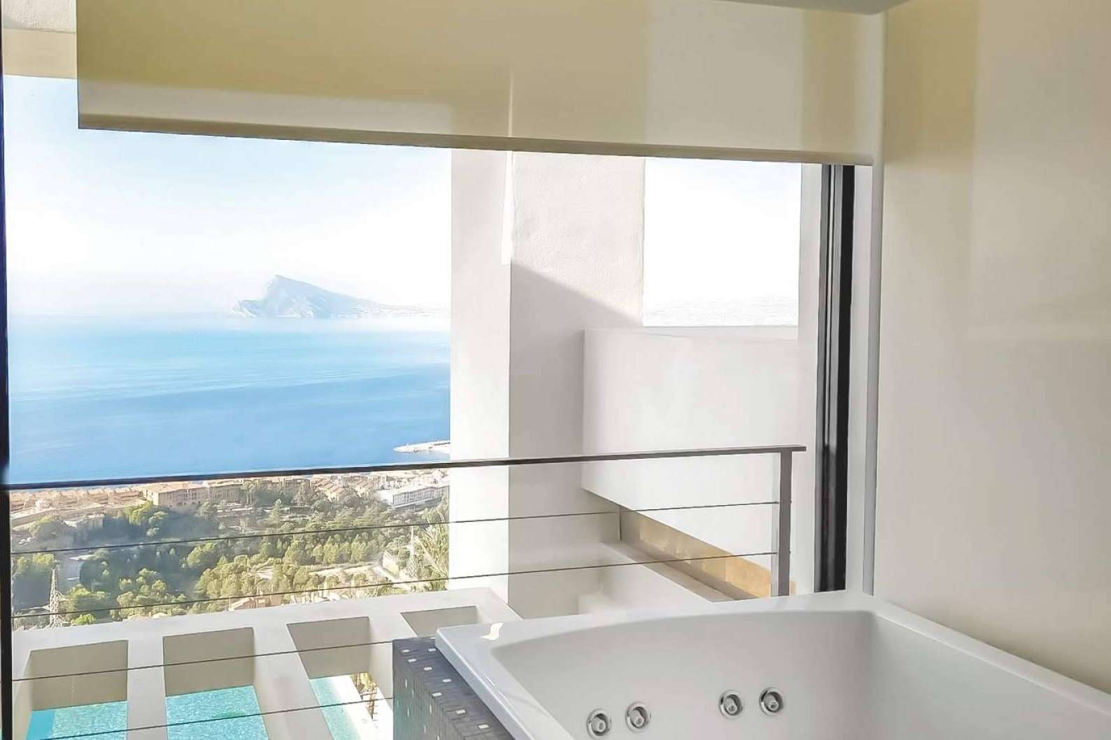 Cortinas y estores a medida para días soleados en la Costa Blanca, con Mhh TEXTIL