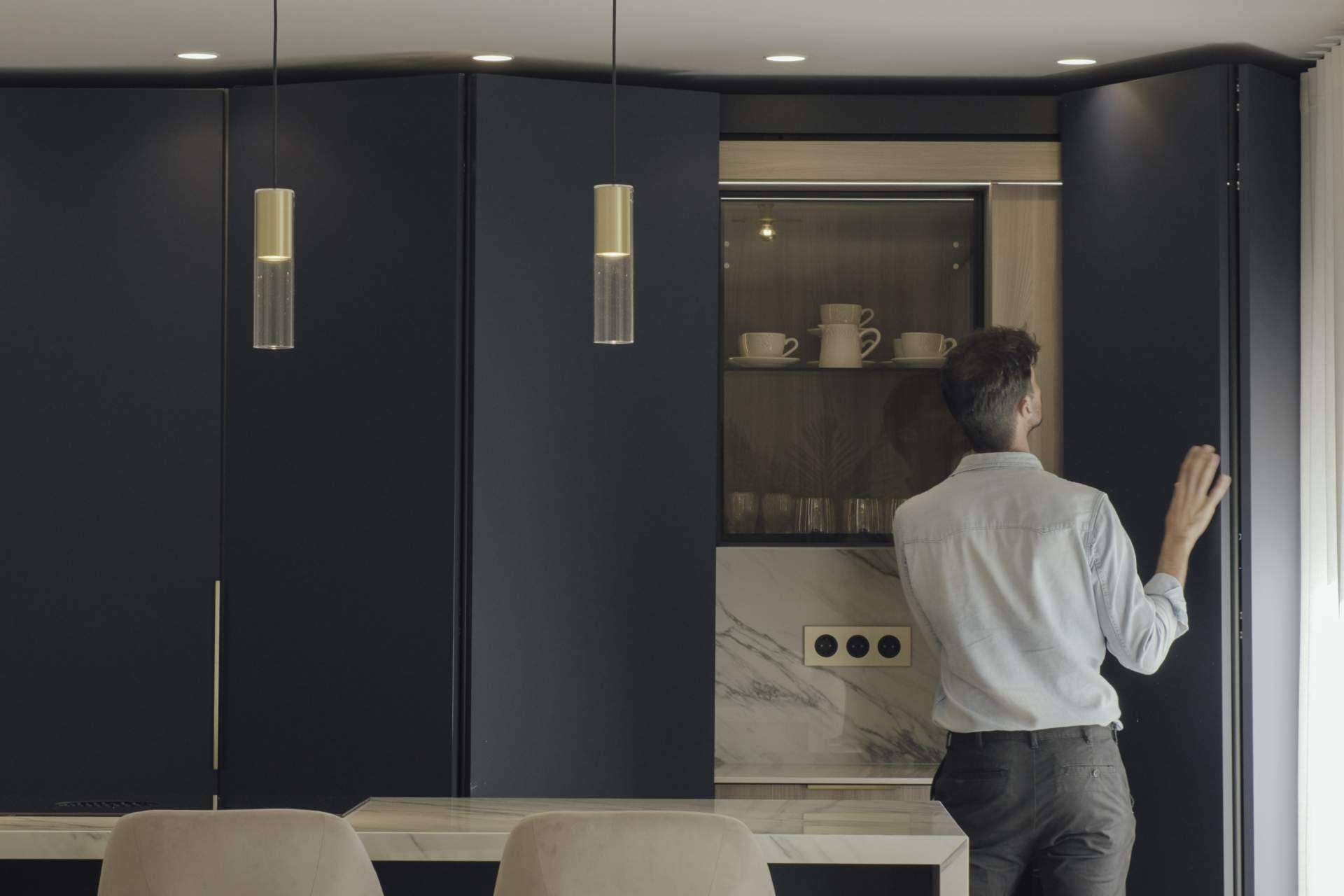Jesús Pino aplica el estilo Mid Century en su proyecto de interiorismo en el centro de Motril
