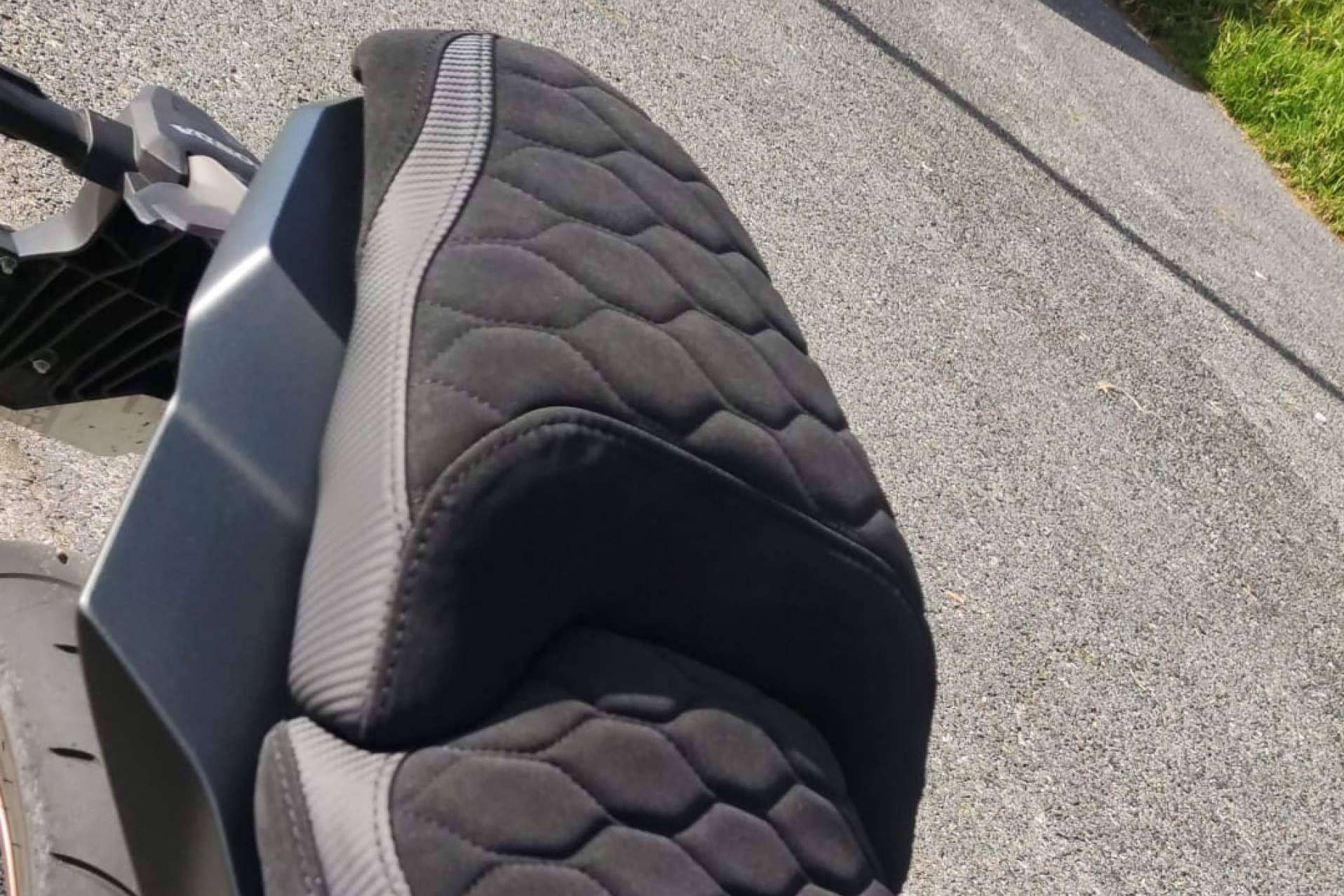 Con JM-Fundas es posible personalizar el asiento de una moto