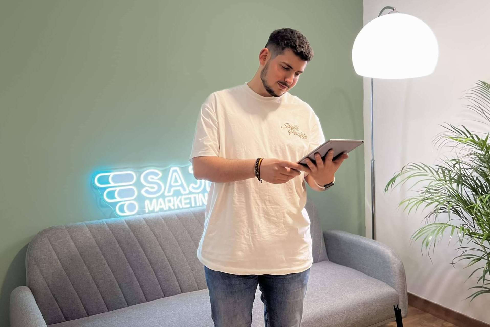 MK Sajiro aporta un comercial digital que está 24h vendiendo. Un embudo de ventas.