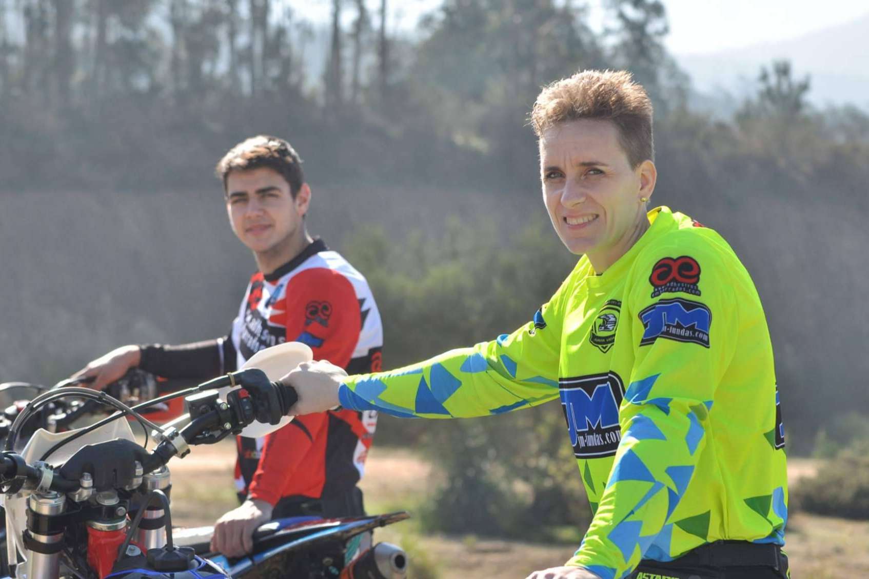 Personalizar las camisetas motocross es posible con ADHESIVOSEMBARRADOS
