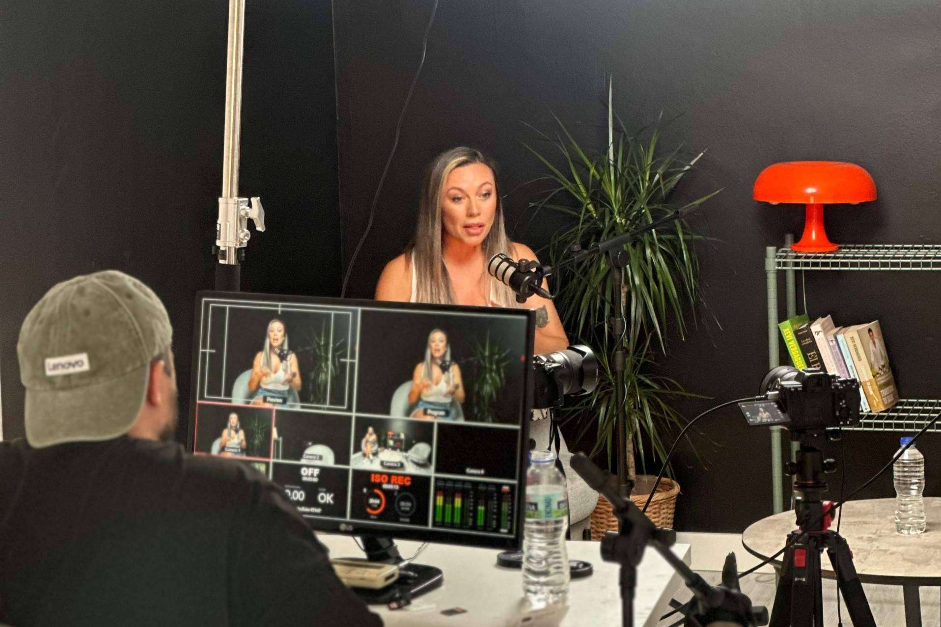 Producción profesional de Podcasts para marcas, artistas e infoproductores en el sur de Madrid con los servicios de Qué Onda Studios