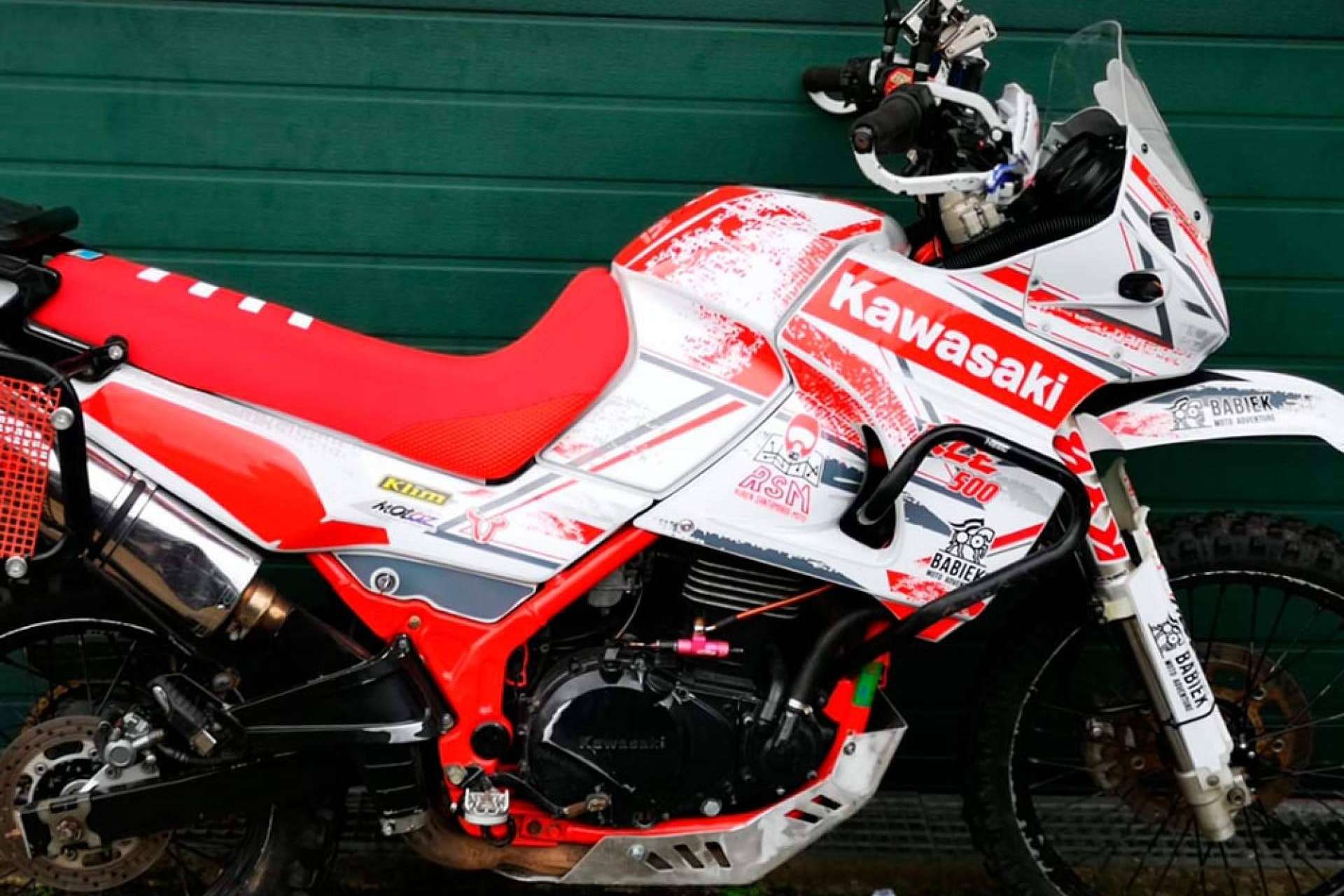 ADHESIVOSEMBARRADOS ofrece kits de pegatinas personalizados para motos offroad