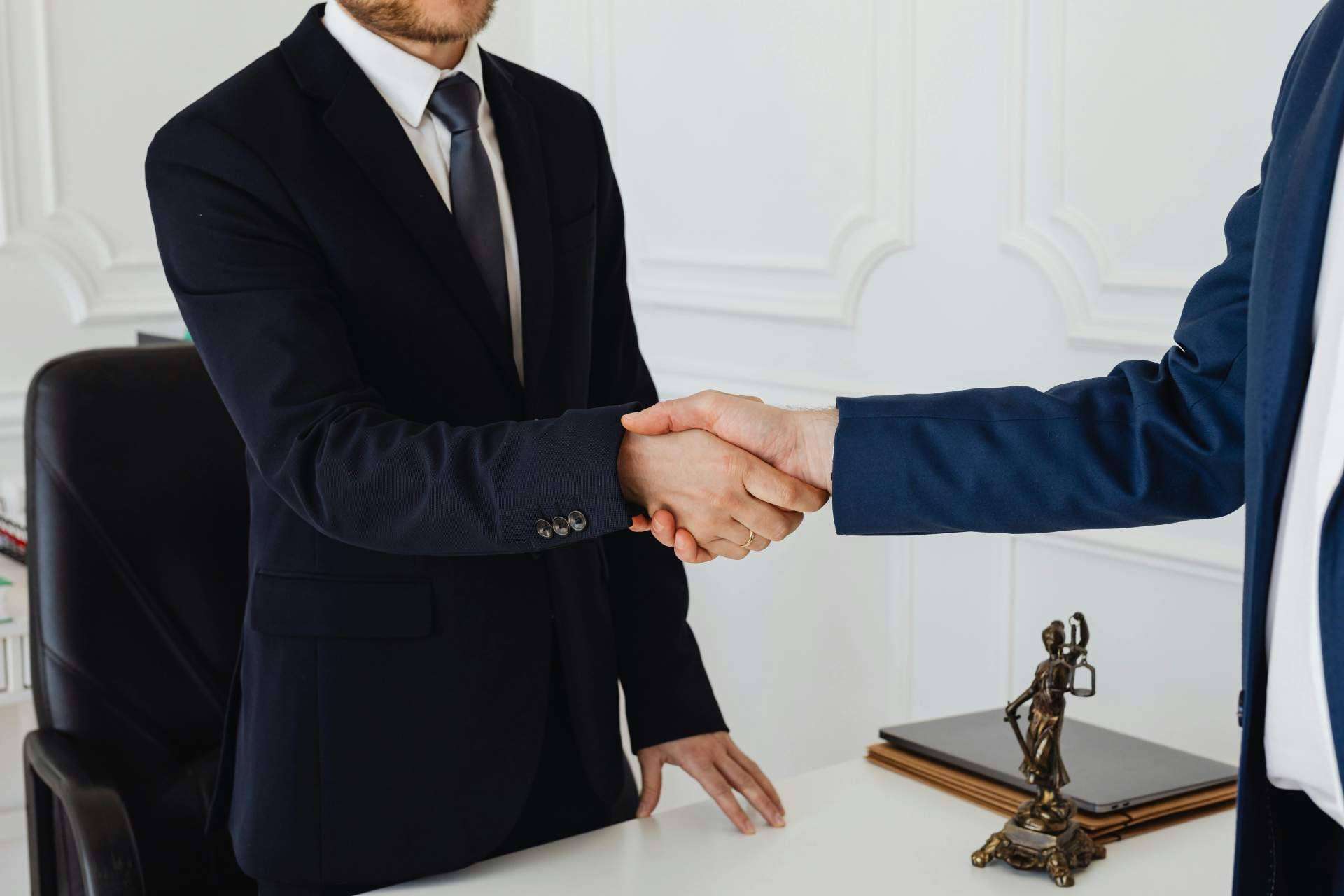 Evitar errores en contratos comerciales; despacho de abogados especializado en derecho mercantil