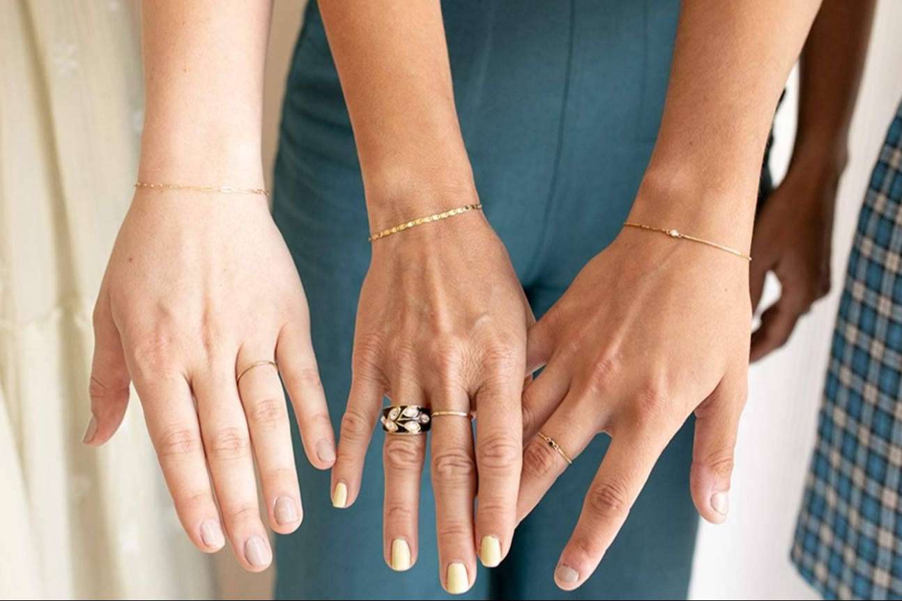 Lia B llega a Vigo con un espacio único dedicado a la joyería artesanal y pulseras permanentes