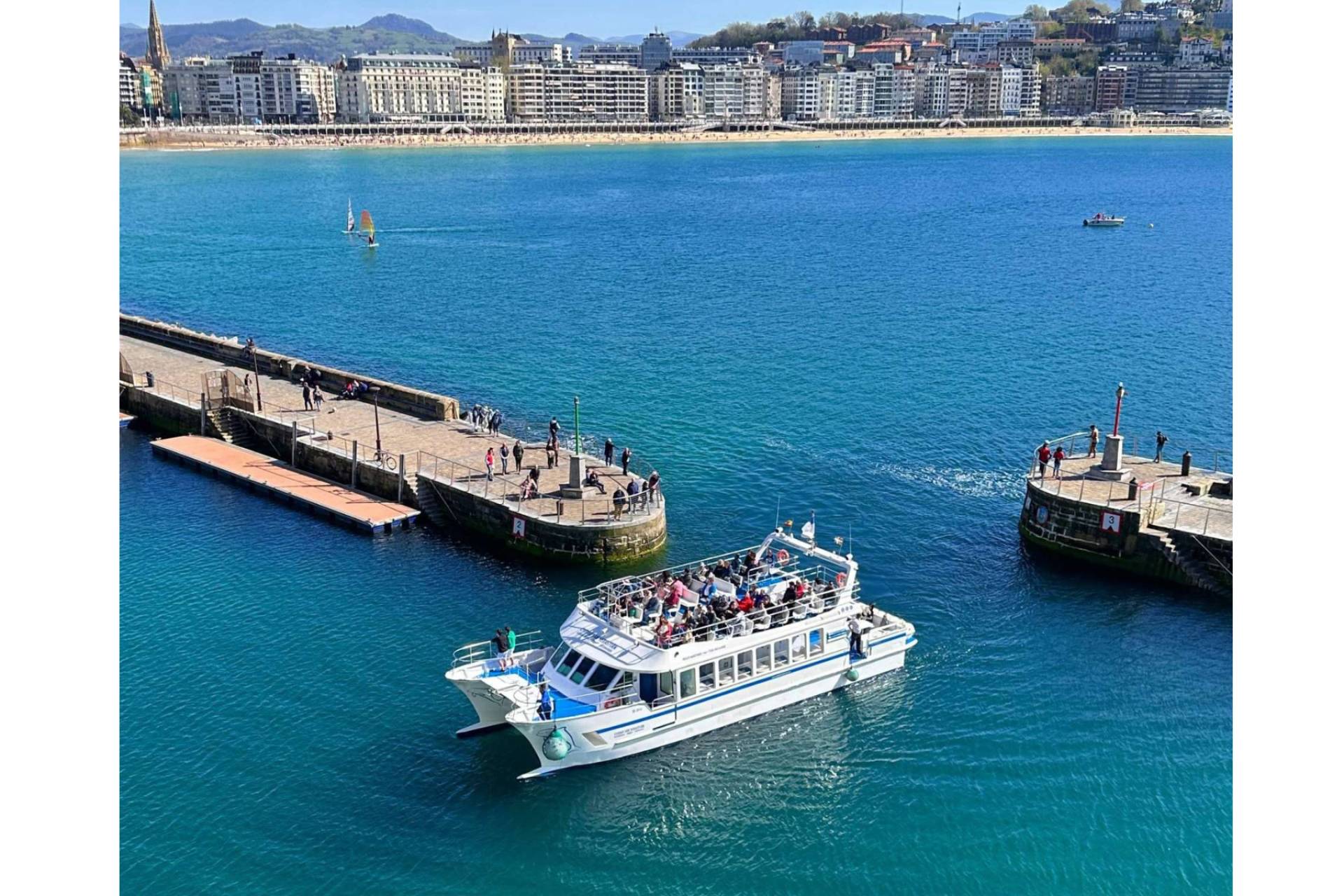 Catamarán Finanzauto Ciudad San Sebastián hace realidad la experiencia de navegar en completo silencio y sin emisiones