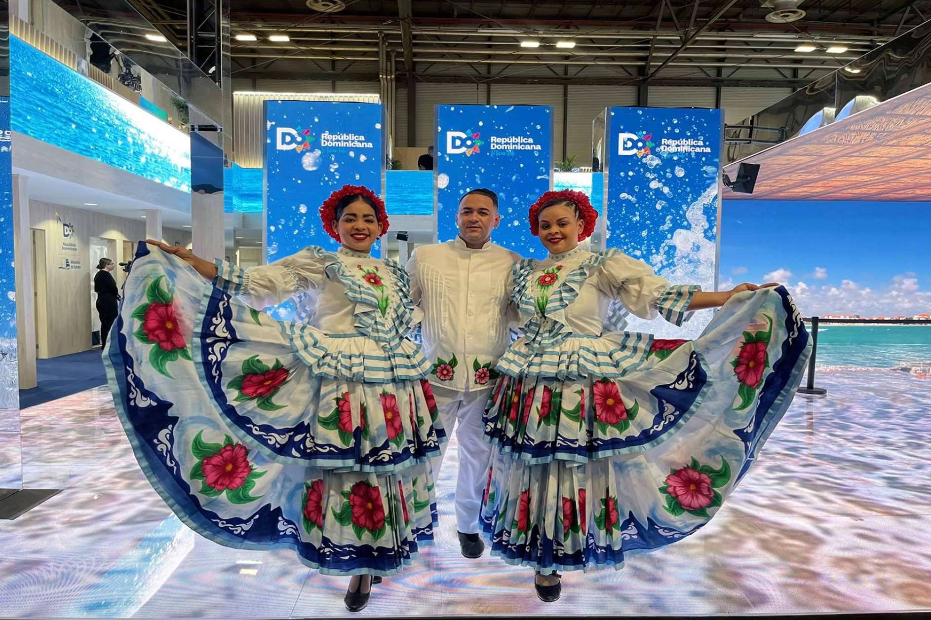 El pañuelo Fitur 2025 diseñado por Gifinas rinde homenaje a la riqueza cultural de República Dominicana