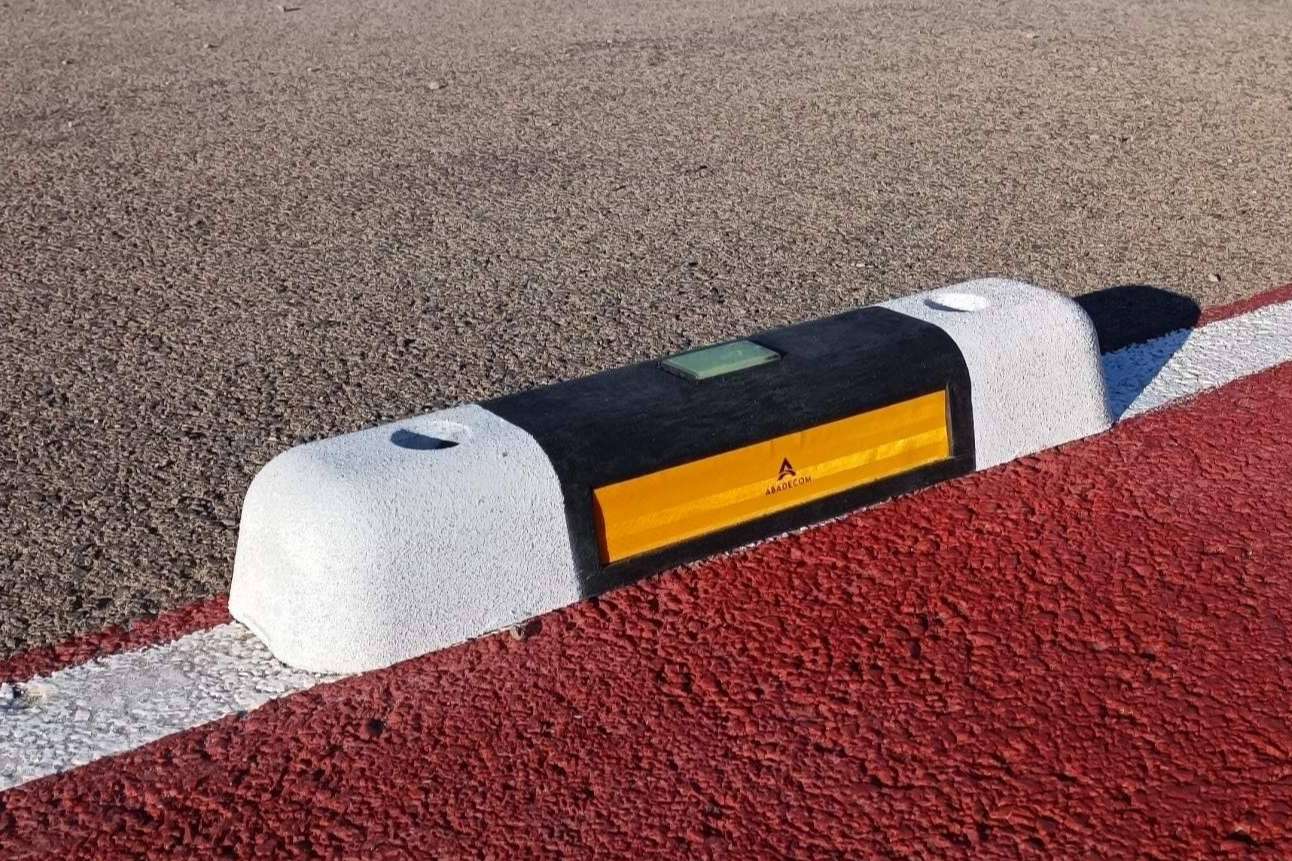 Abadecom Urban refuerza su presencia internacional con su separador de carril bici fotoluminiscente