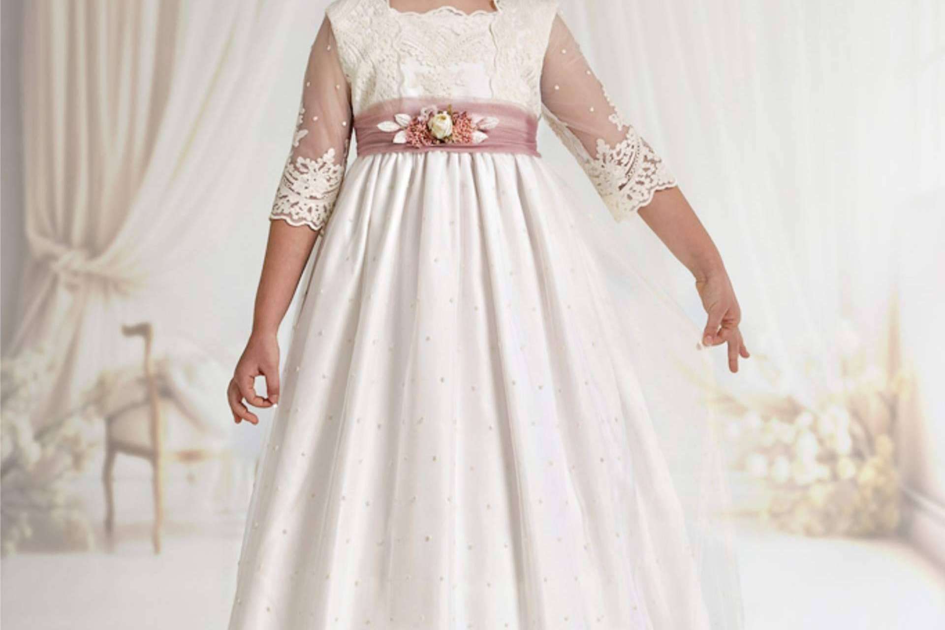 Muñeca Rubia, excelencia artesanal en ropa infantil para eventos únicos