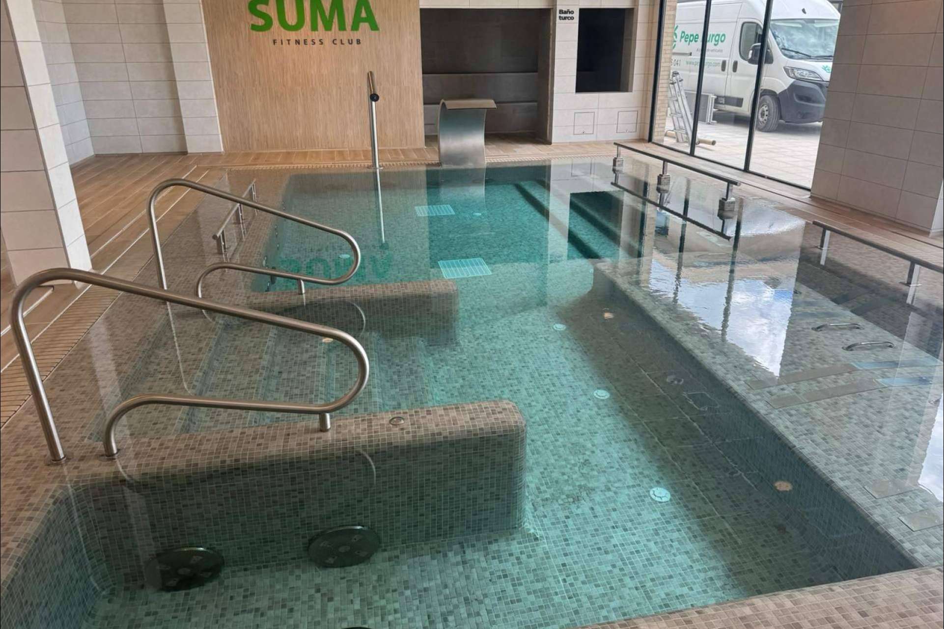 ¿Cuál es la mejor opción para una piscina con menos químicos y más saludable?