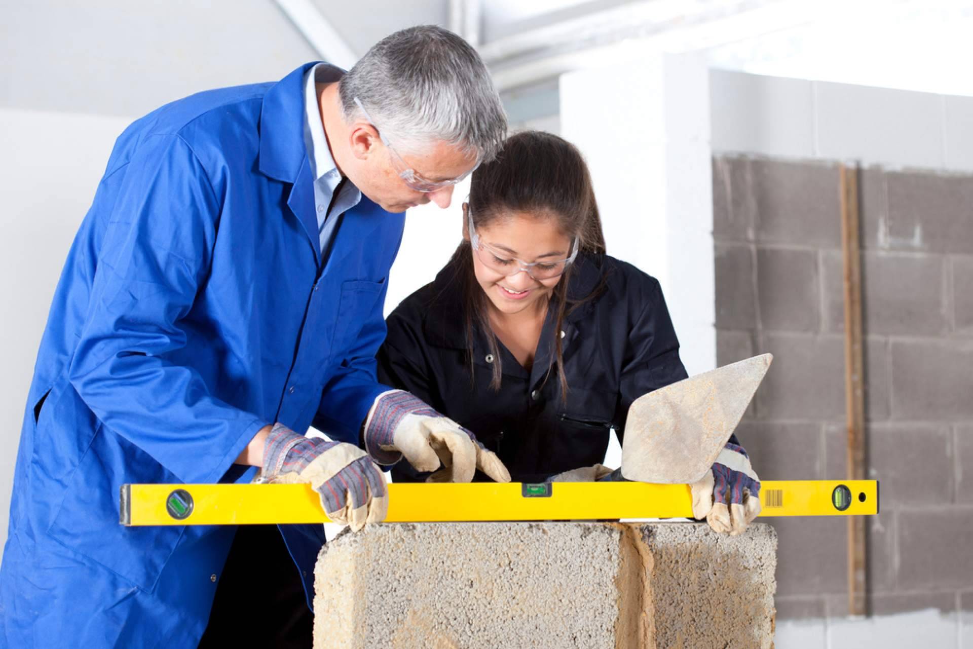 Cursos Líder System; oportunidades de formación en restauración, energías renovables, almacenes y reparto a domicilio