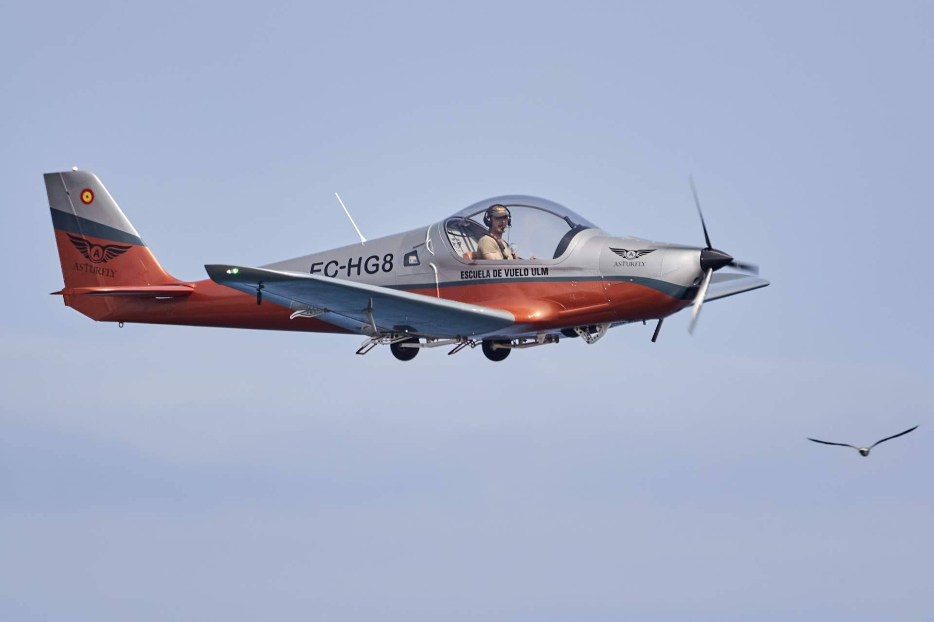 Ventajas del avión biplaza en la formación aérea frente a modelos de cuatro plazas