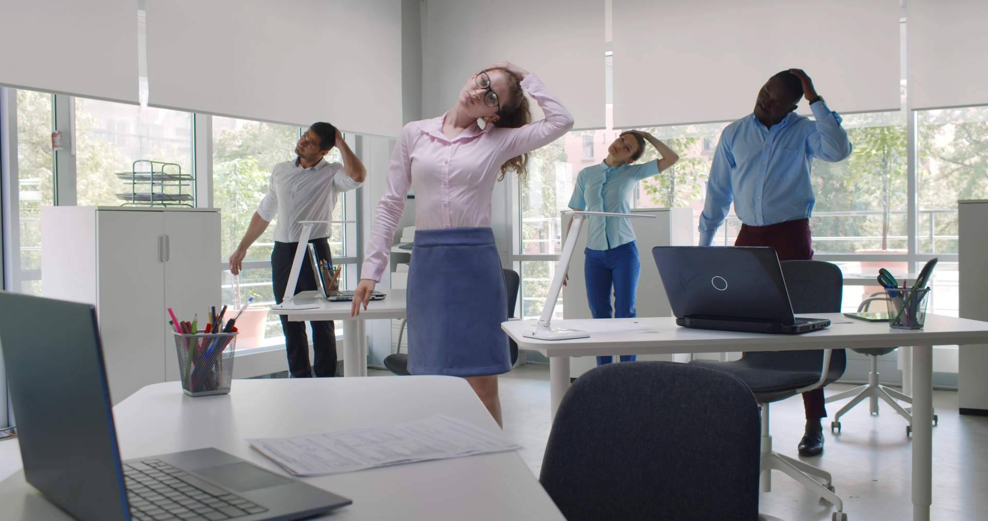 Cómo aplicar ejercicios de higiene postural en el trabajo, la propuesta de bienestar de WellWo
