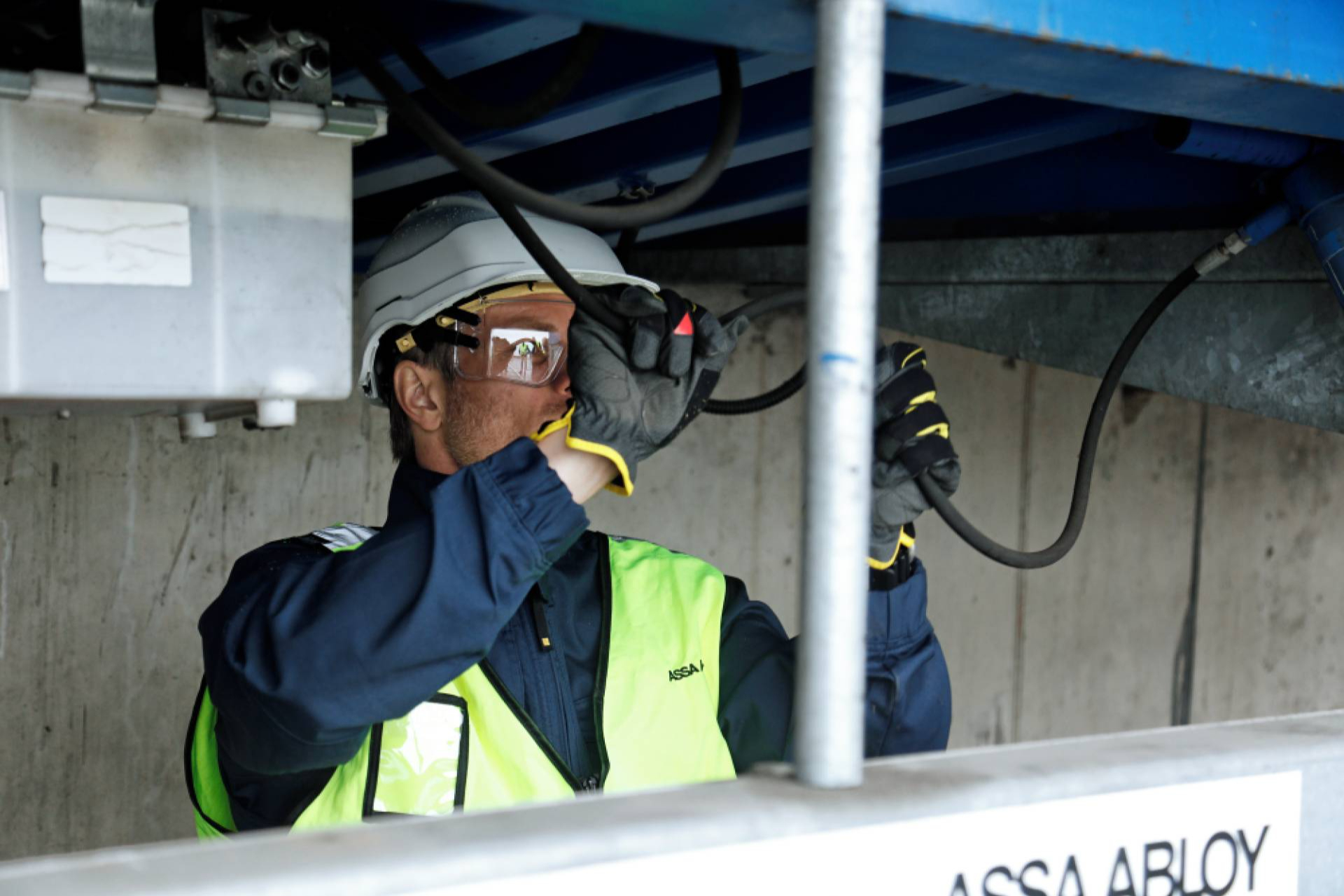 ASSA ABLOY optimiza la operatividad industrial con soluciones de mantenimiento para puertas y muelles de carga