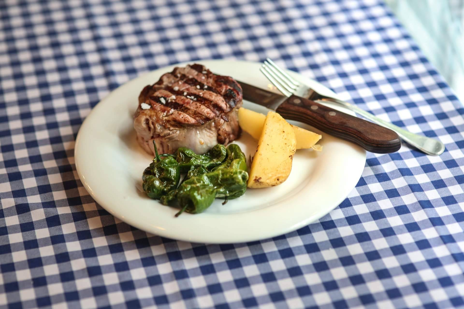 La brasa como eje culinario en Pasa Tapas, restaurante emblemático de la Barceloneta