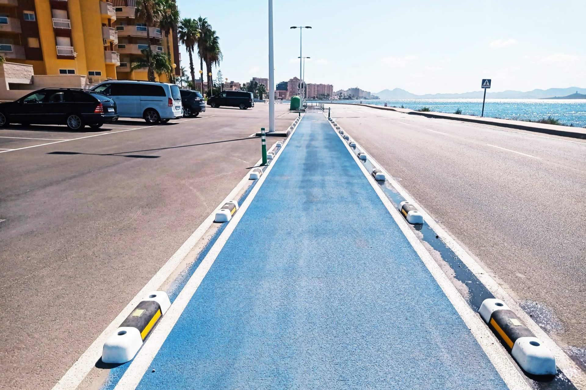El separador de carril bici fotoluminiscente de Abadecom Urban impulsa la movilidad sostenible en España