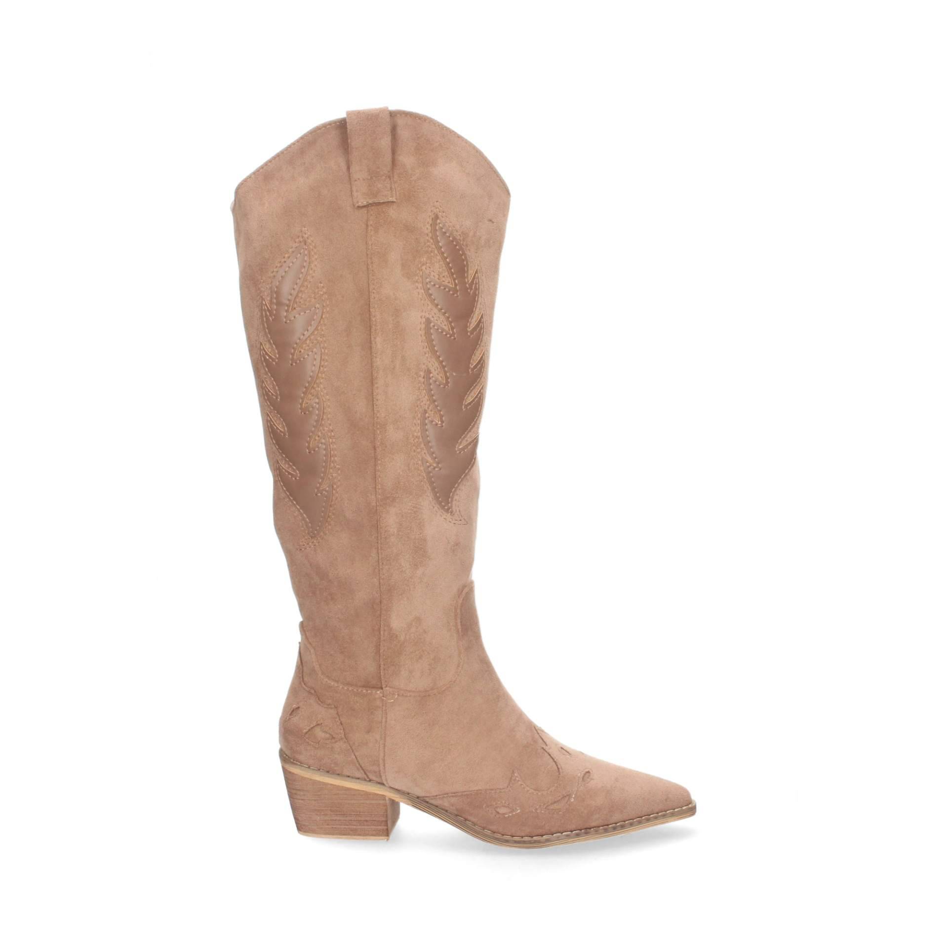 Botas marrones en distintos diseños y formatos, protagonistas en la colección de Calzados Gea