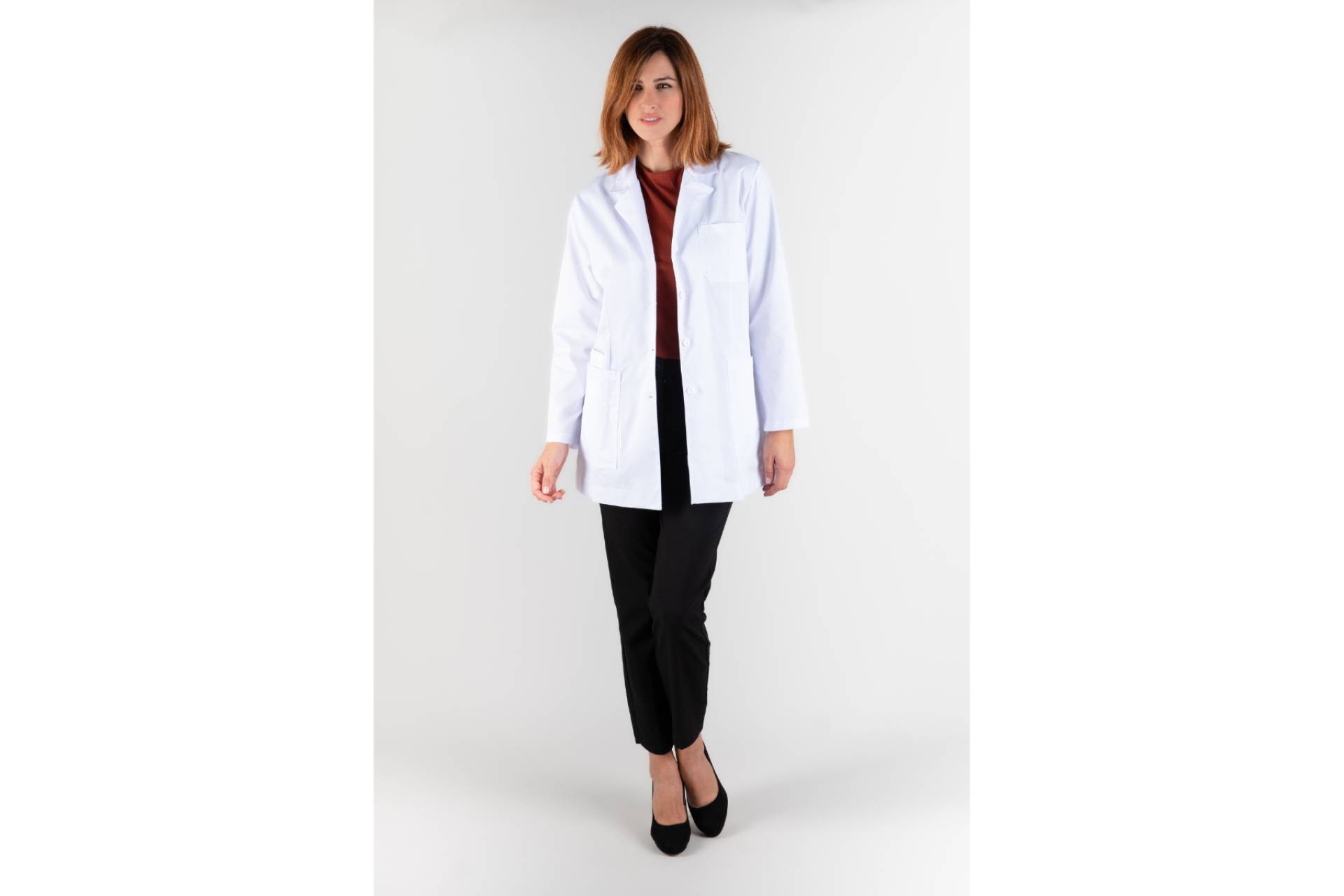 Bata de laboratorio mujer Fabricada en España; tejido resistente y silueta estilizada