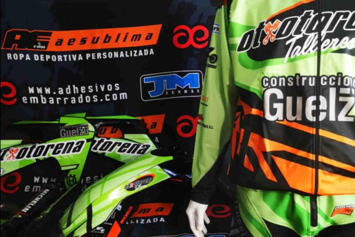 ADHESIVOSEMBARRADOS destaca por sus equipaciones personalizadas en el mundo del motor