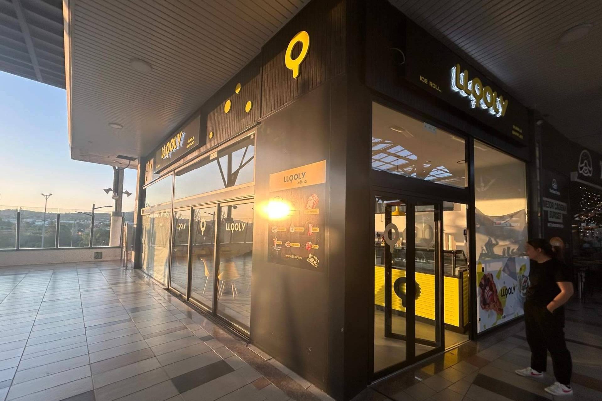 Llooly llega a El Mirador de Burgos con una oferta innovadora de gofres, helados y batidos