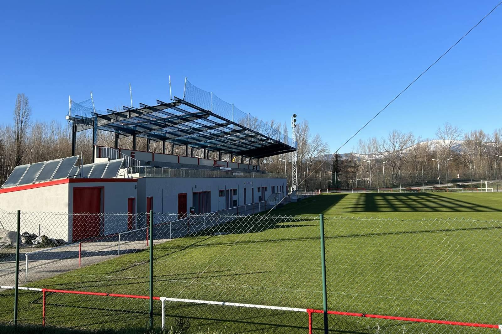 Seguridad y durabilidad en instalaciones deportivas mediante estructuras metálicas de Instalaciones RPM