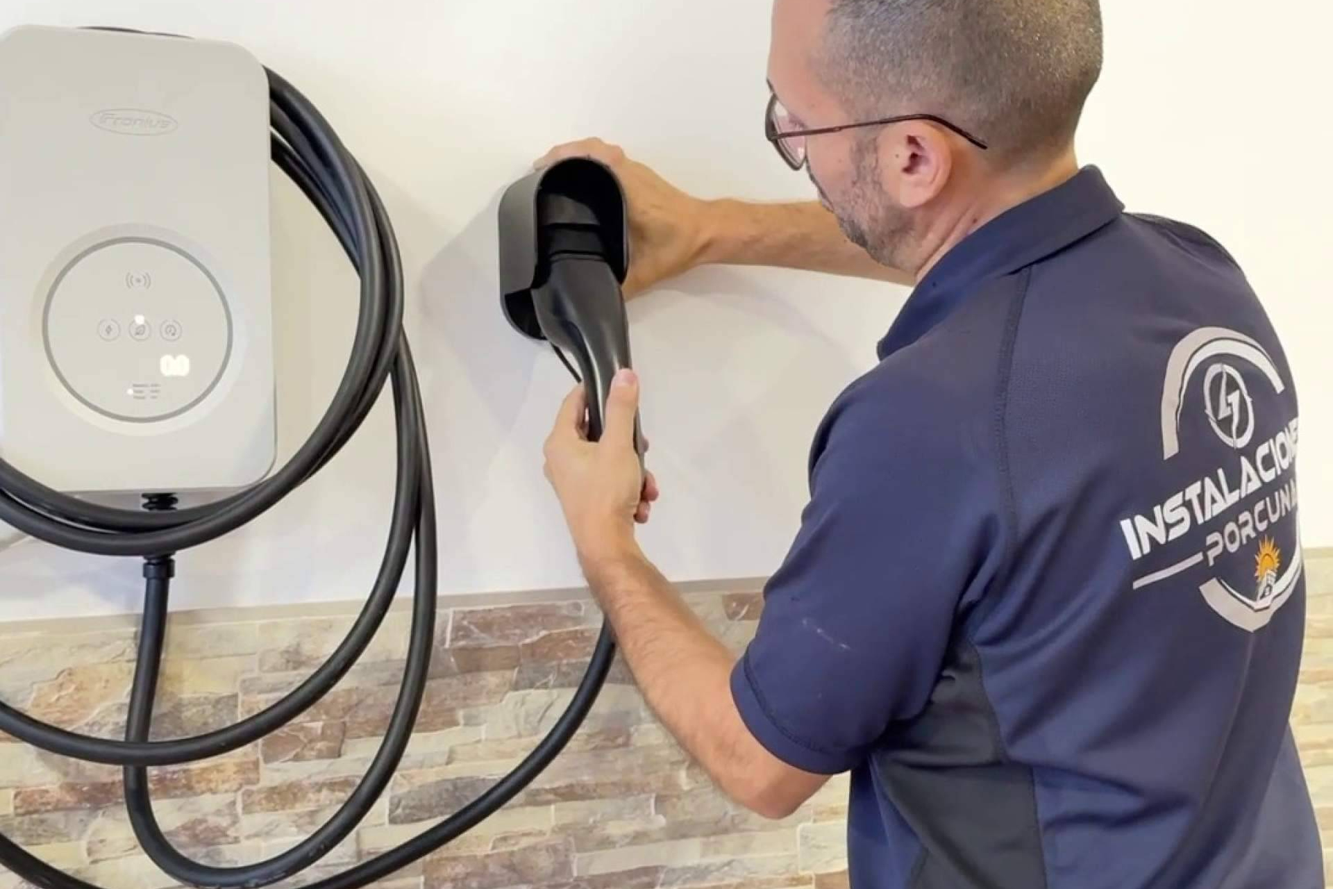 Cargadores de coches eléctricos; Instalaciones Porcuna impulsa la recarga en casa y en negocio con un servicio integral