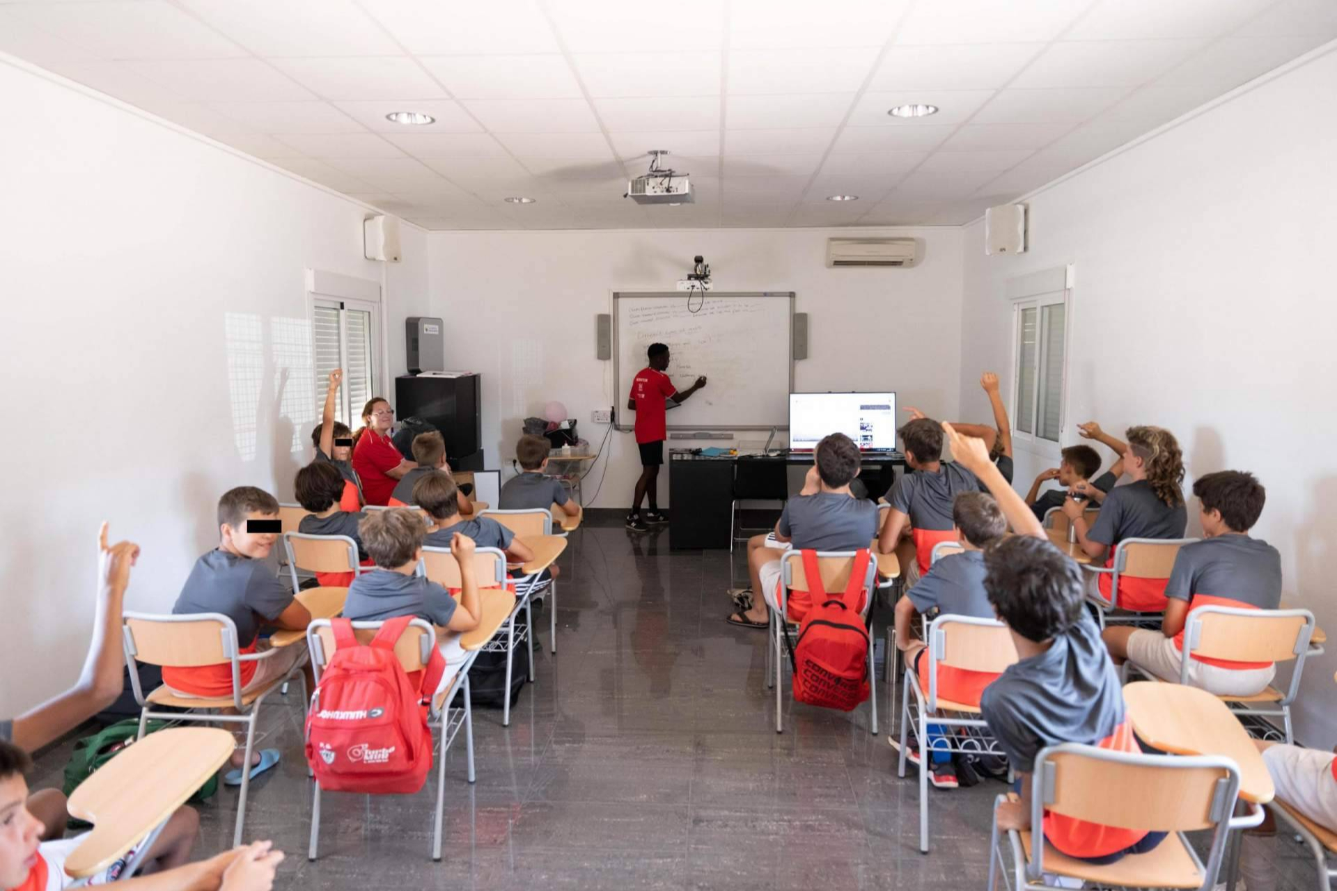 Asturias y Alicante acogen el campus de fútbol en inglés con opción de beca internacional