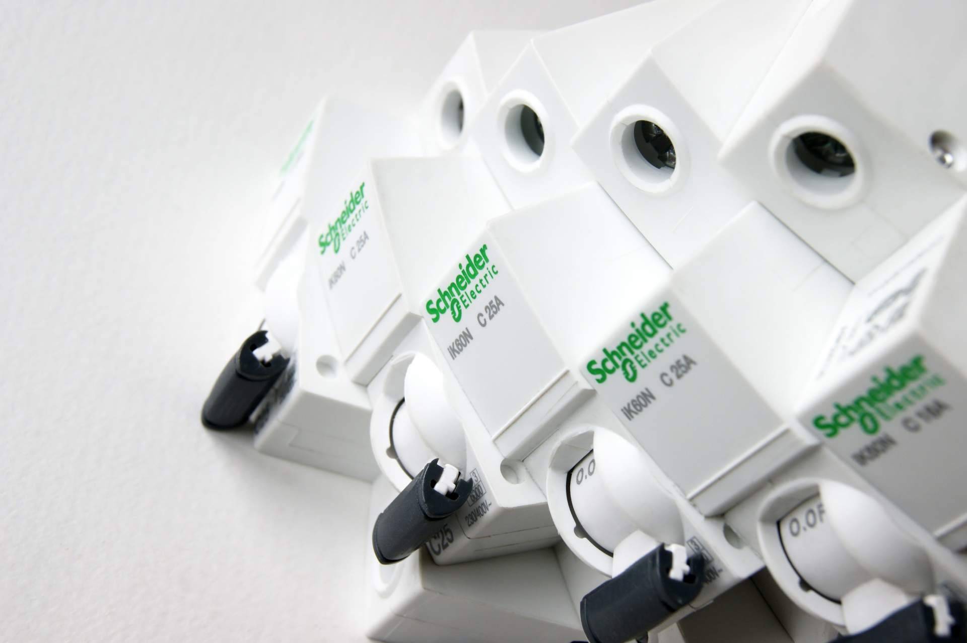 Cadenza Electric asegura stock disponible de material eléctrico Schneider para entrega rápida