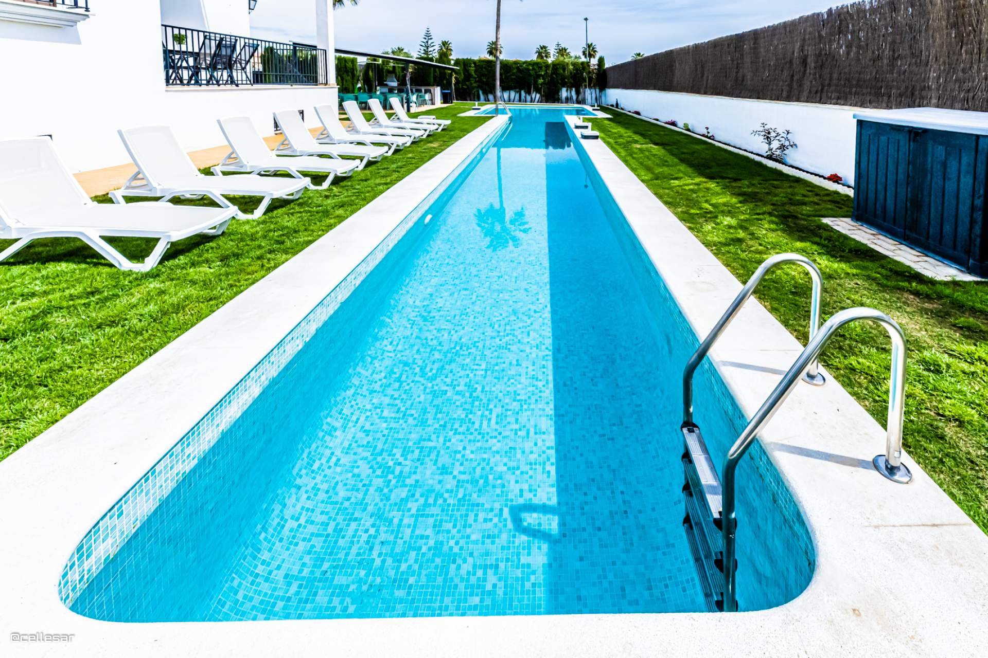 Alquiler de villa en Sevilla con cine privado, piscina de gran formato y 8 dormitorios