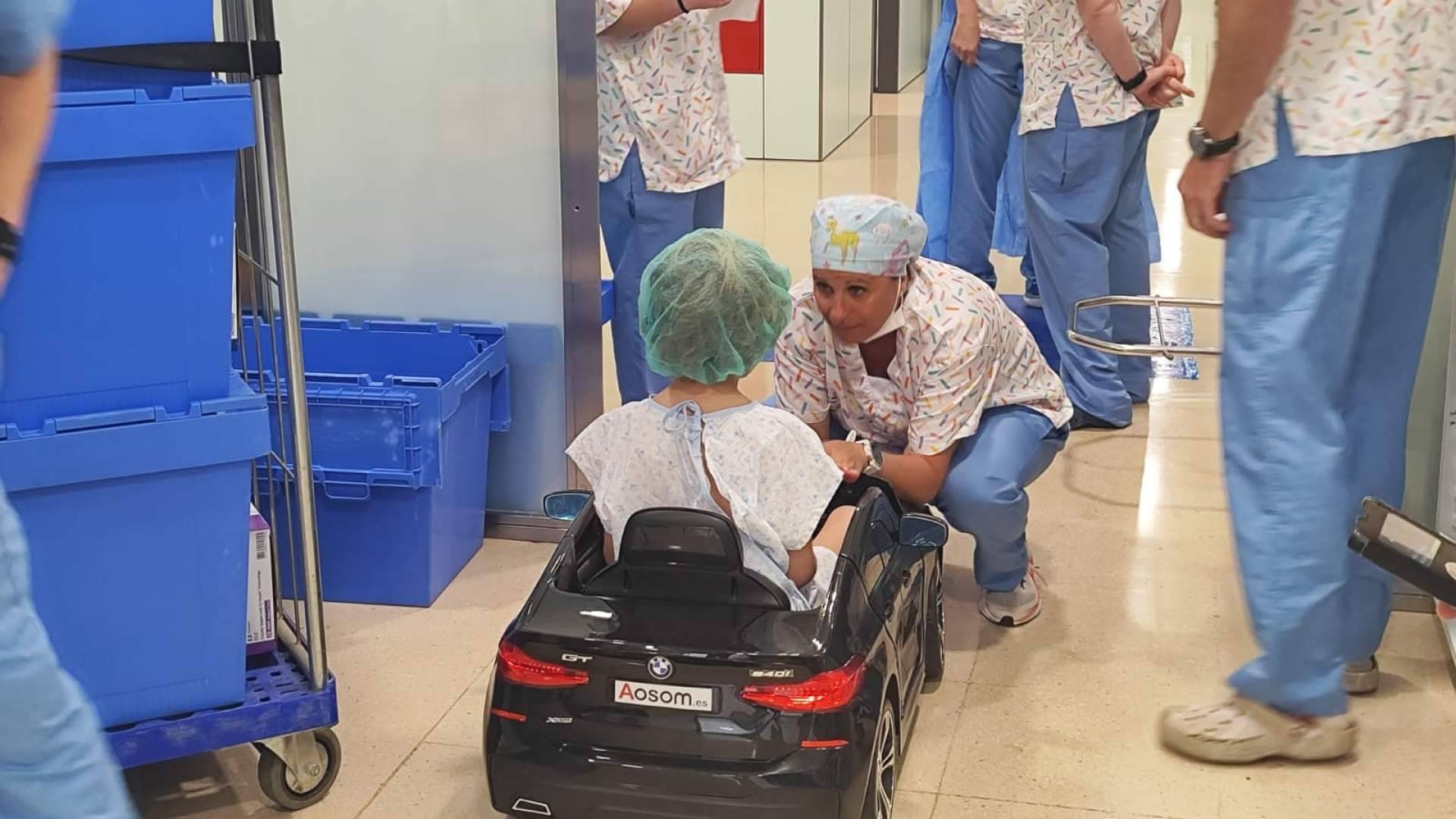 Aosom.es dona nuevos coches eléctricos al Hospital Sant Joan de Déu para mejorar la experiencia infantil