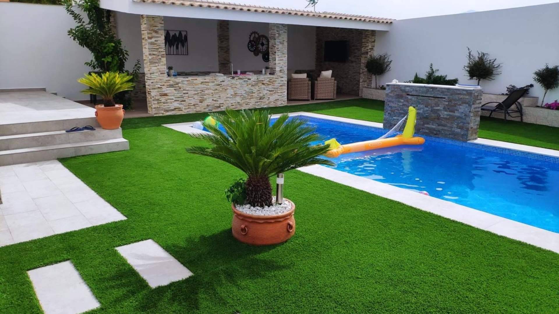 Césped artificial en zonas de piscina, una solución cómoda, segura y resistente para el verano