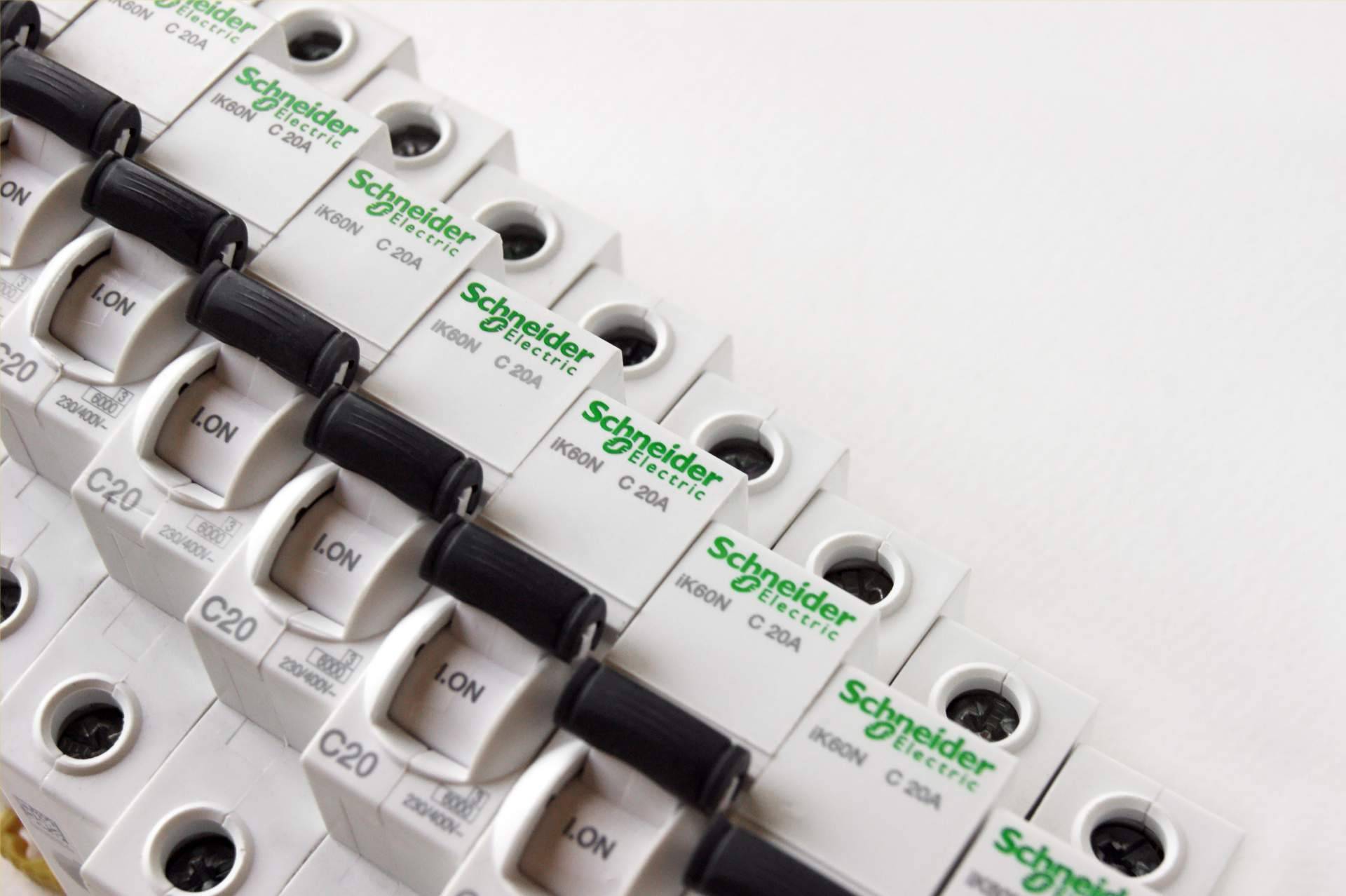 Cadenza Electric amplía su oferta de material eléctrico Schneider Electric con disponibilidad para envío inmediato