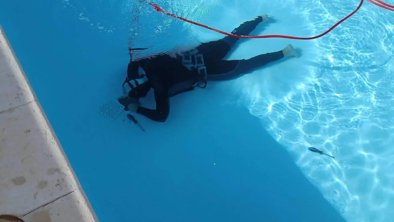 La tecnología subacuática evita tener que picar el jardín por una fuga en la piscina
