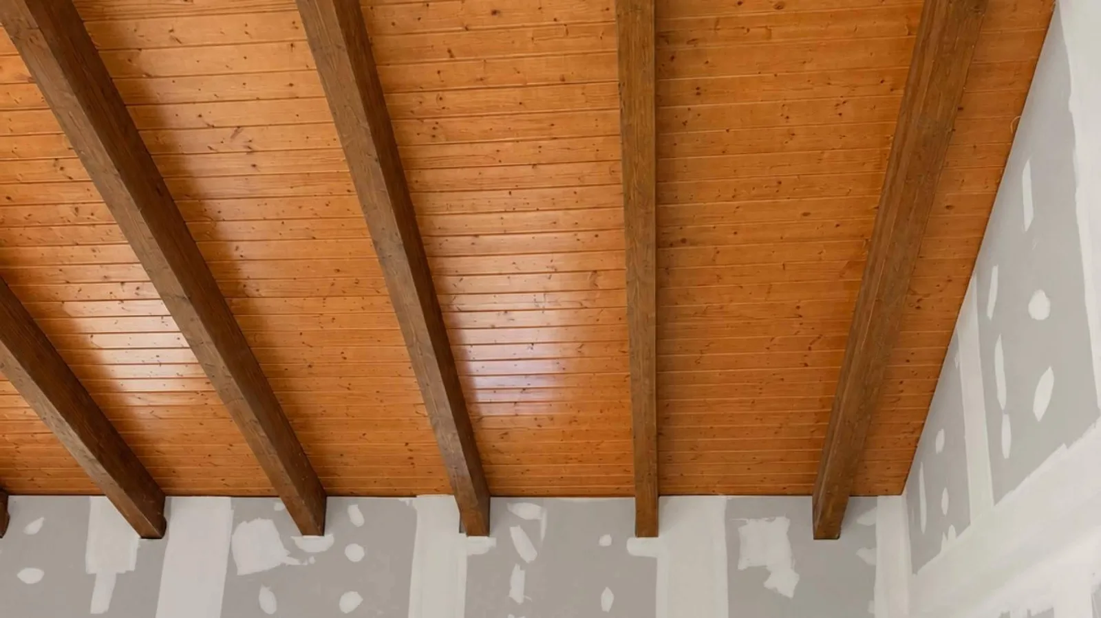 La alternativa ligera de Caliplac para devolver la firmeza a los tejados antiguos con paneles sándwich de madera